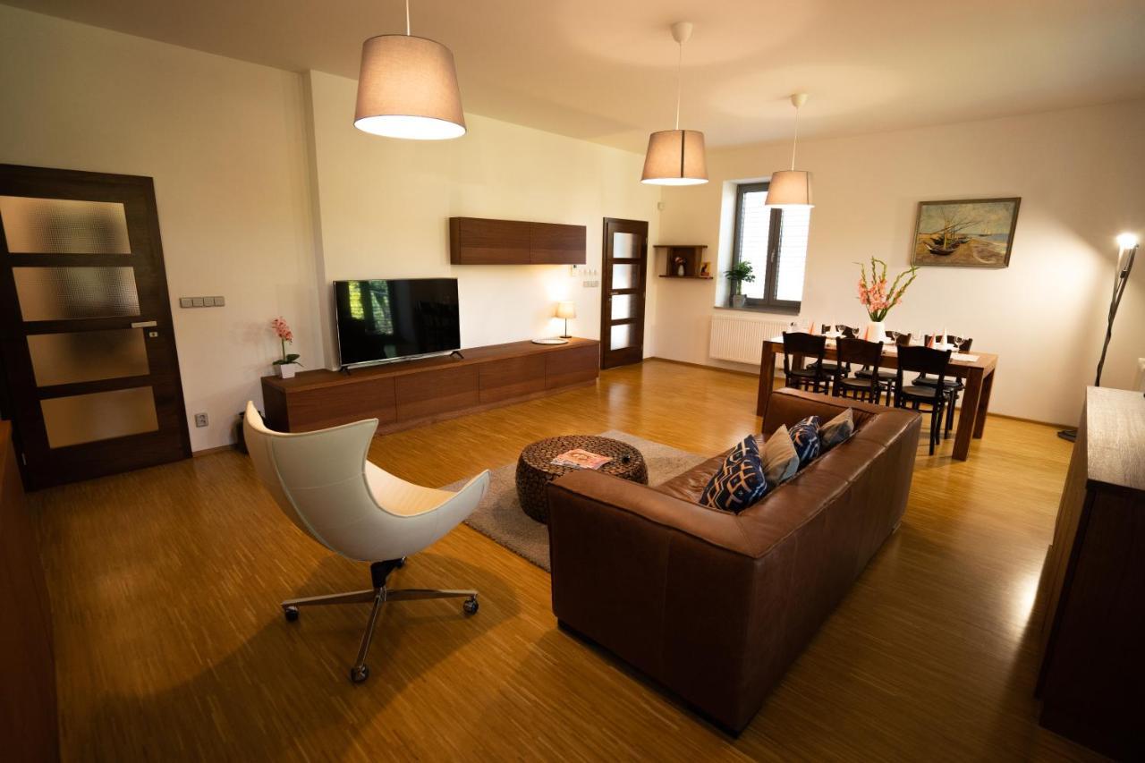 Black Field Apartment Μπρνο Εξωτερικό φωτογραφία