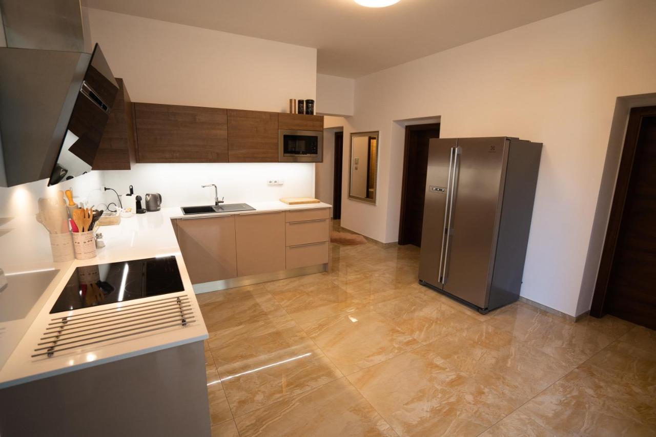 Black Field Apartment Μπρνο Εξωτερικό φωτογραφία